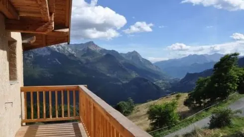 Balcon avec vue sur la vallée