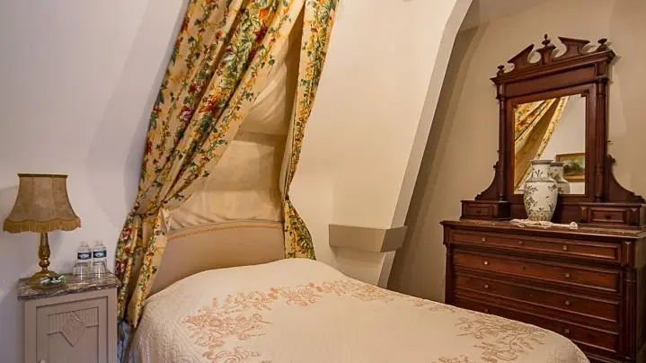 GITE DU CHATEAU DE PEUFEILHOUX VALLON EN SULLY ALLIER AUVERGNE