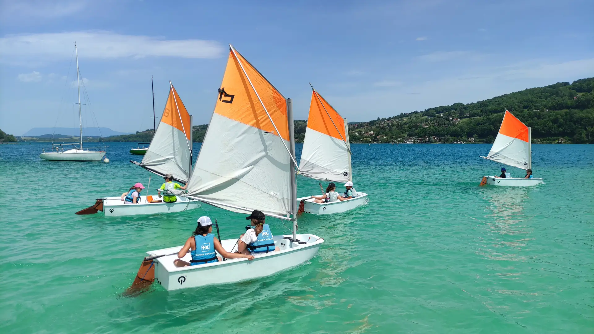 Bateaux à voile sur le lac de Paladru