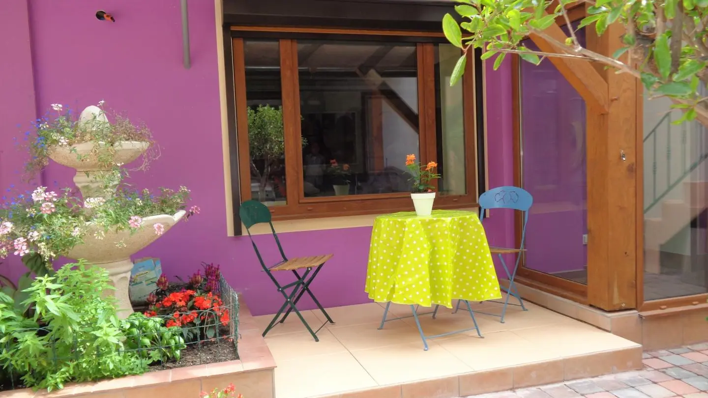 Espace extérieur avec salon de jardin privatif pour les hôtes.