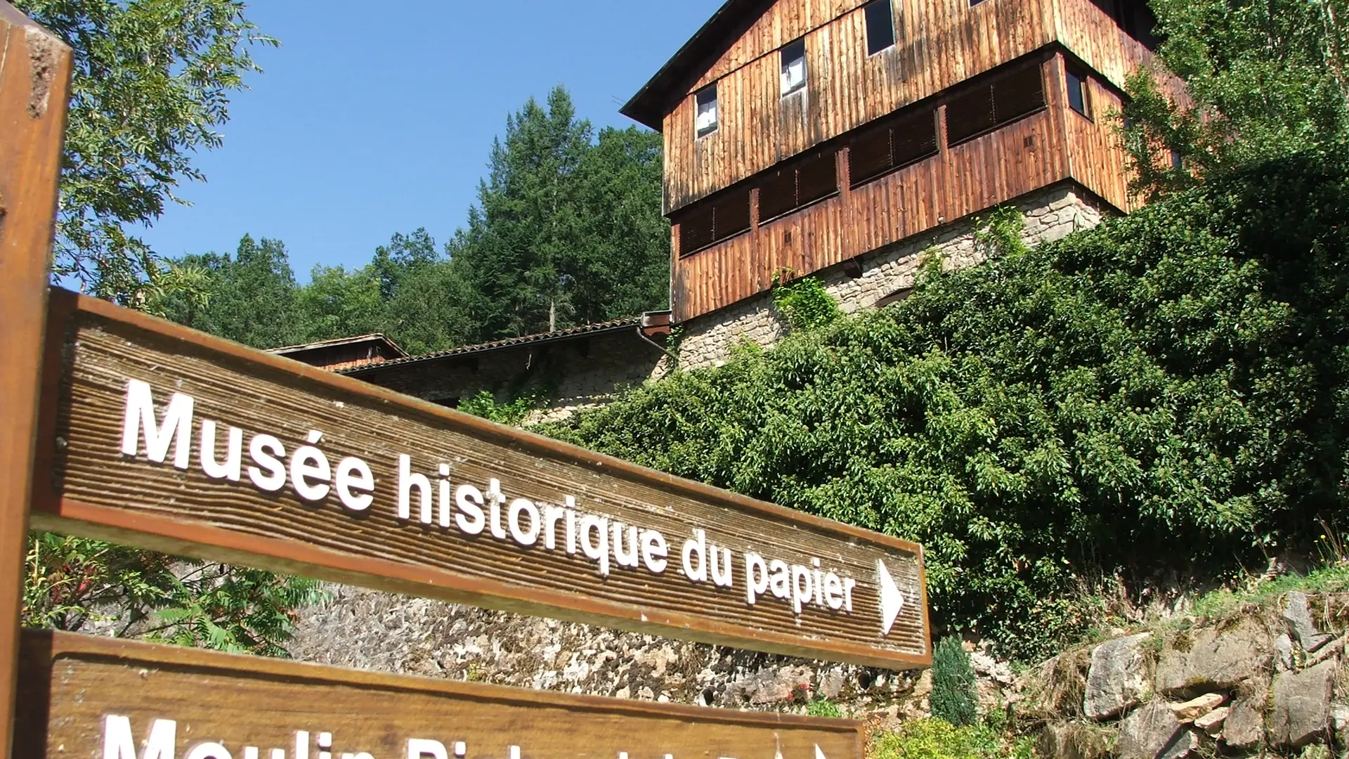Comprendre l'histoire du papier au Moulin de Richard de Bas