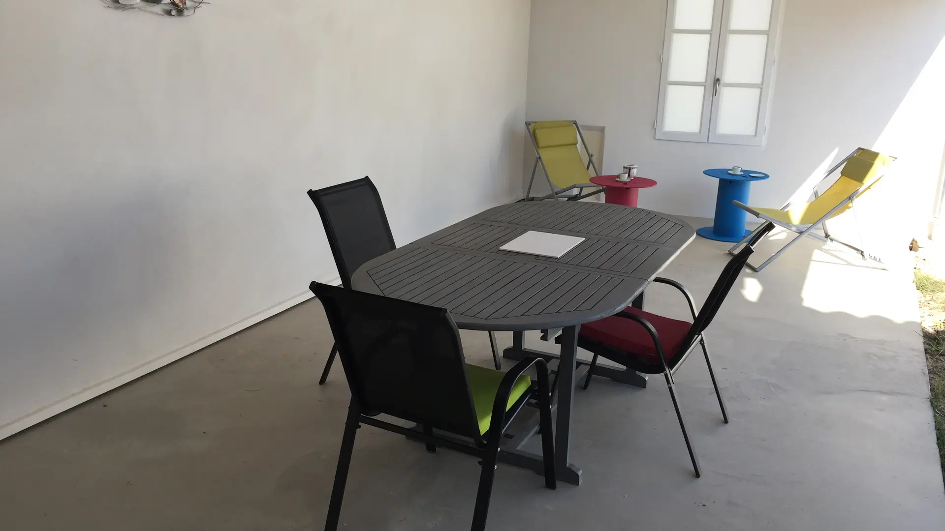 salon de jardin sous préau