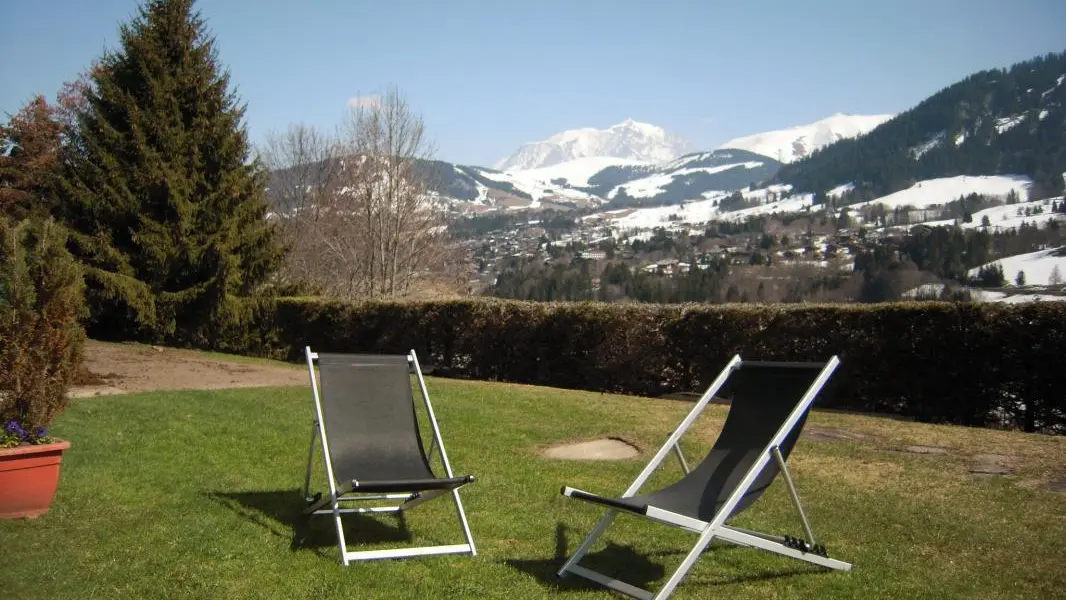 Jardin avec transats face au Mont-Blanc