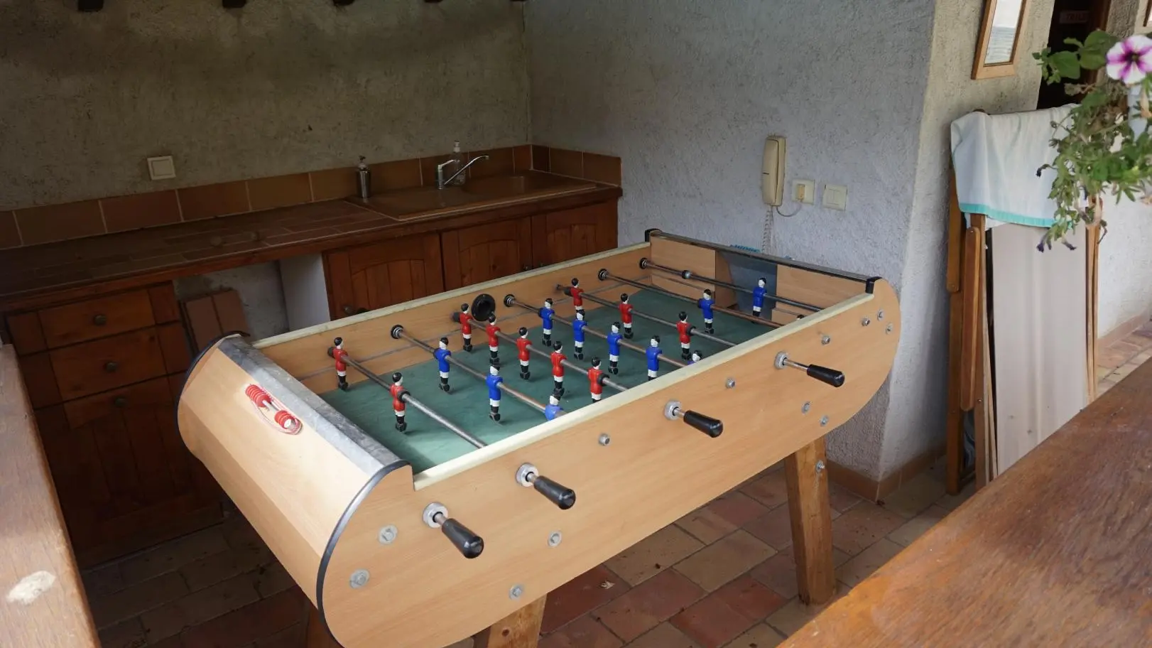 Baby foot dans le pool house