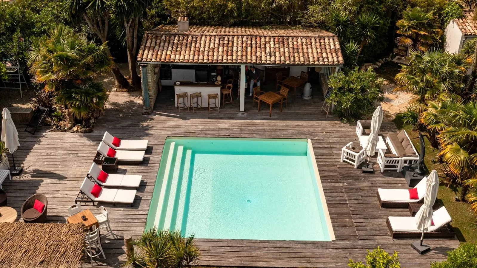 vue de la piscine et du séjour d'été