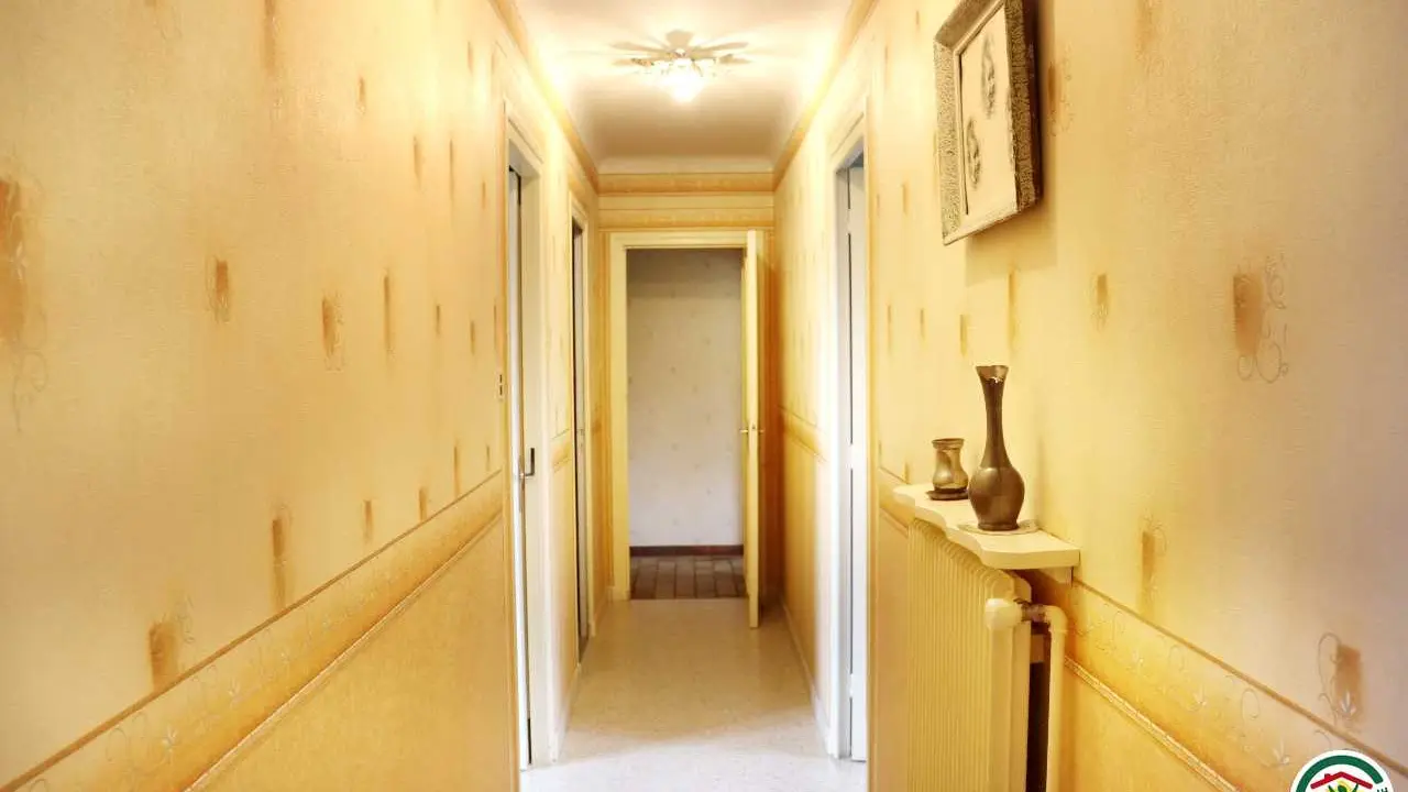 Couloir nuit qui mène aux chambres