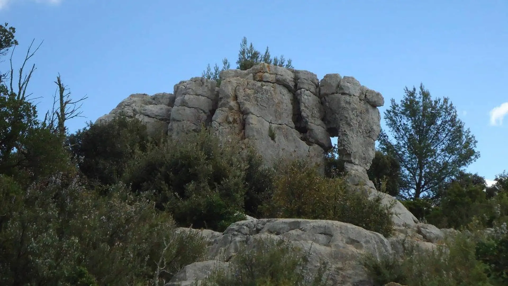 Vue sur le rocher de couleur grise ressemblant à une tête d'éléphant