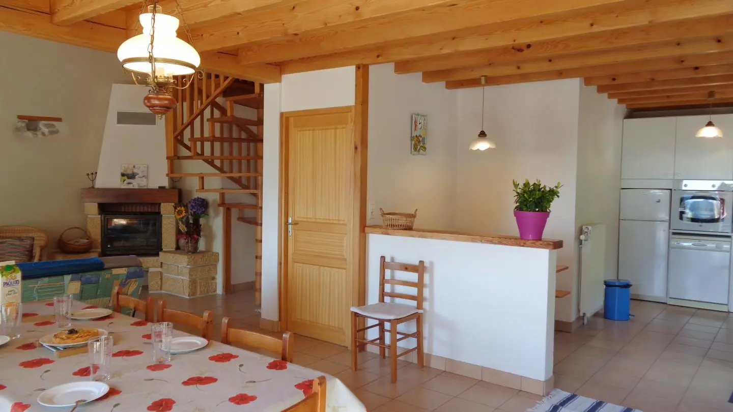 Pièce à vivre avec cuisine ouverte sur le salon/salle à manger.