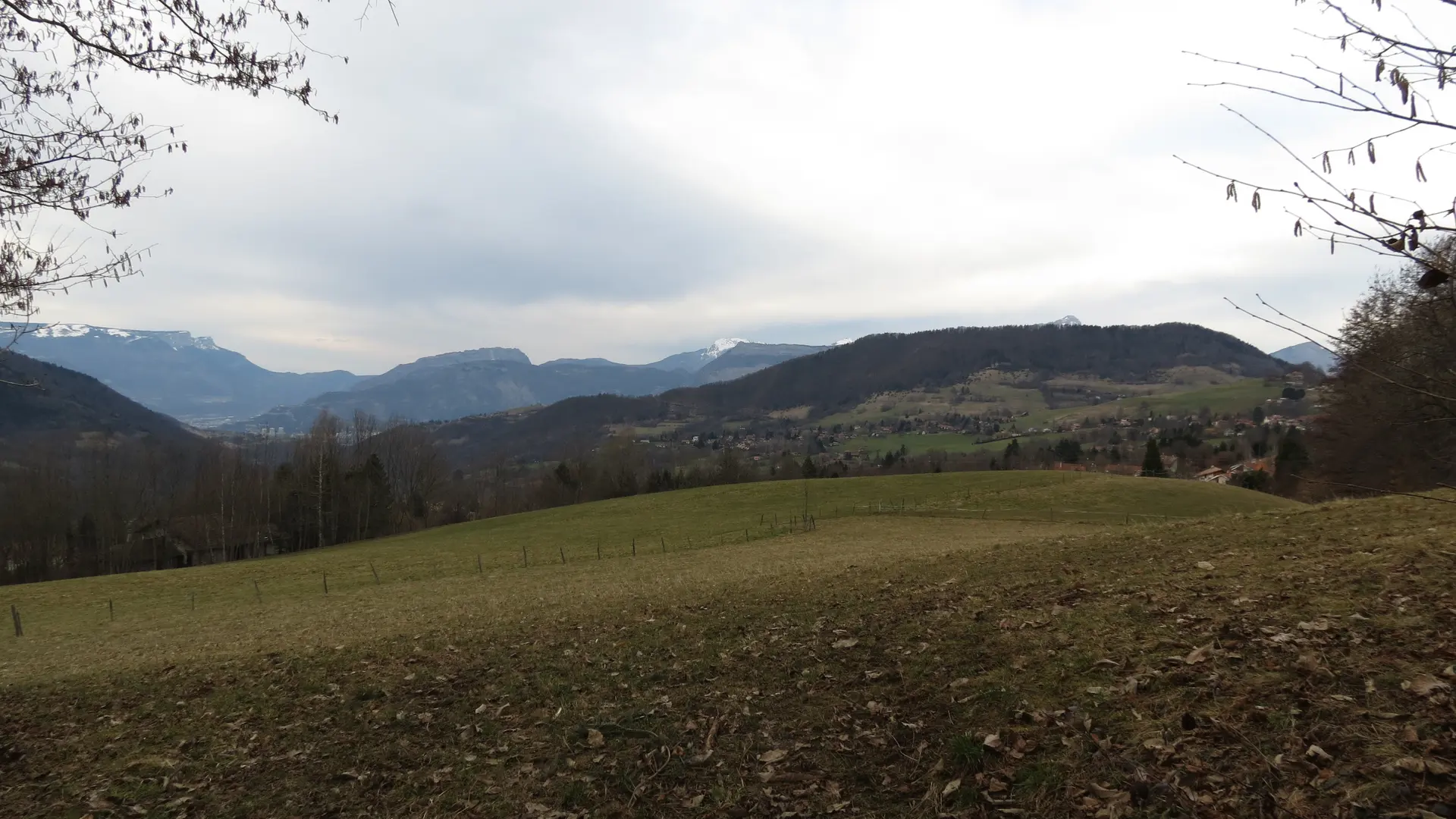 Vue sur Saint-Martin d'Uriage et sur le Vercors et la Chartreuse dans le fond