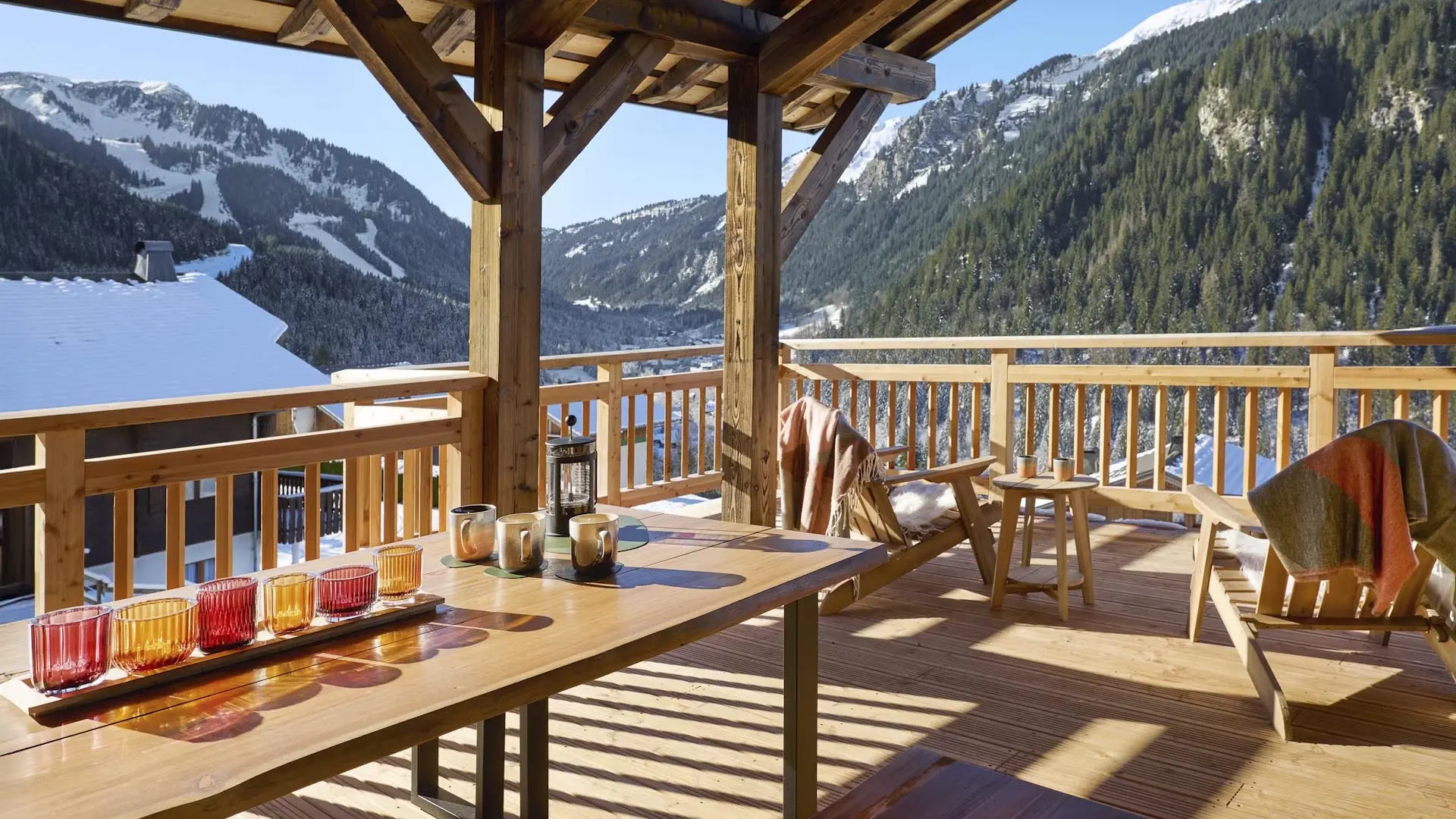 Terrasse couverte avec table à manger, salon de jardin, vue sur les montagnes