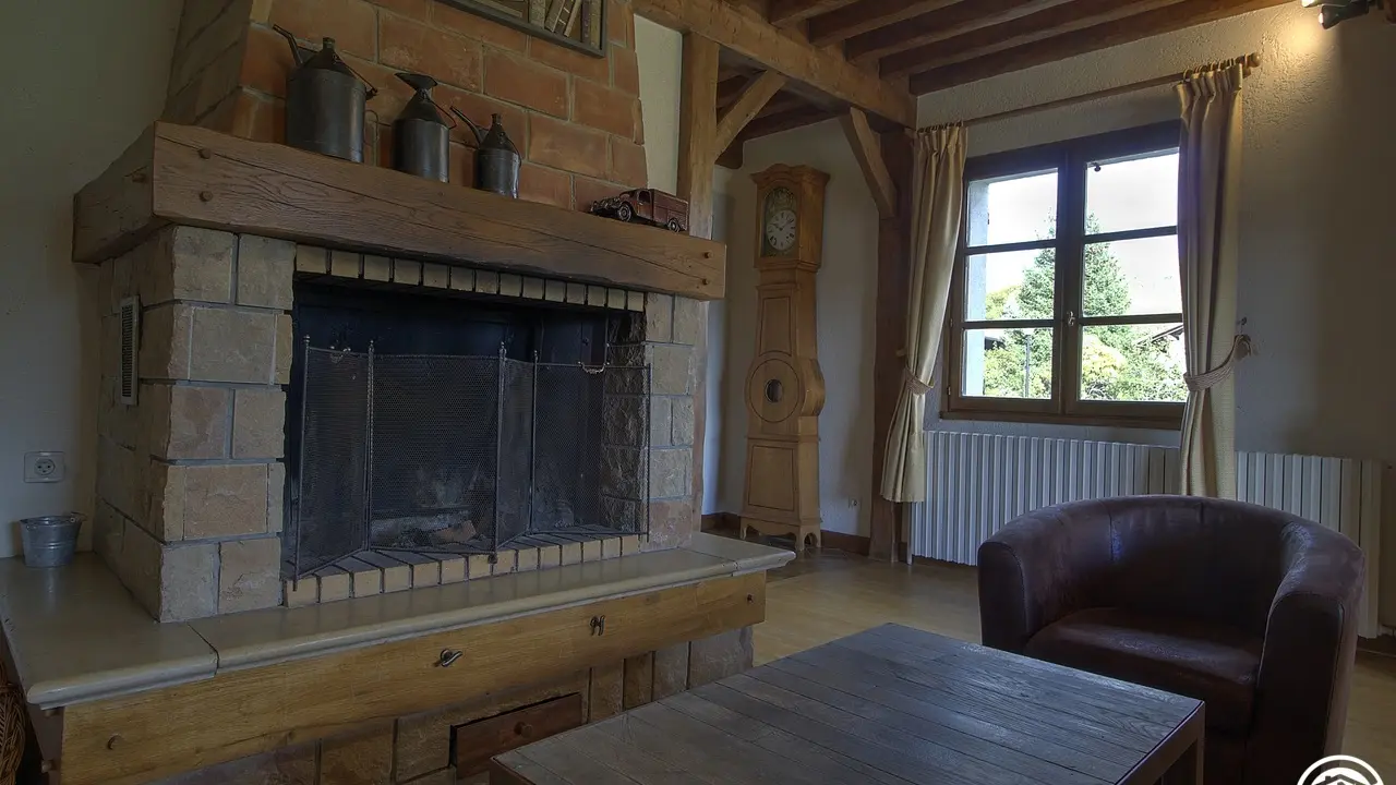 La grande cheminée et le coin salon, pour les soirées d'hiver