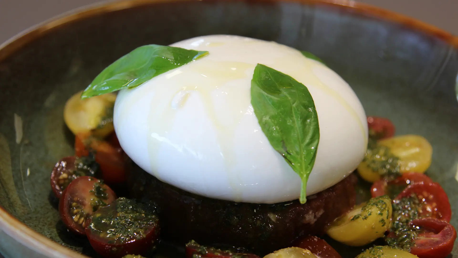 Caprese di mozzarella di buffala, tomates, basicilic