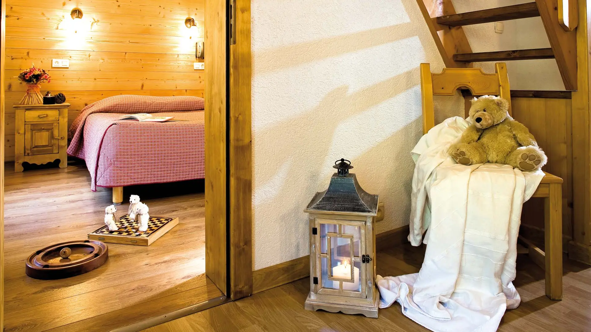 Chambre avec lit double, escalier menant à la mezzanine