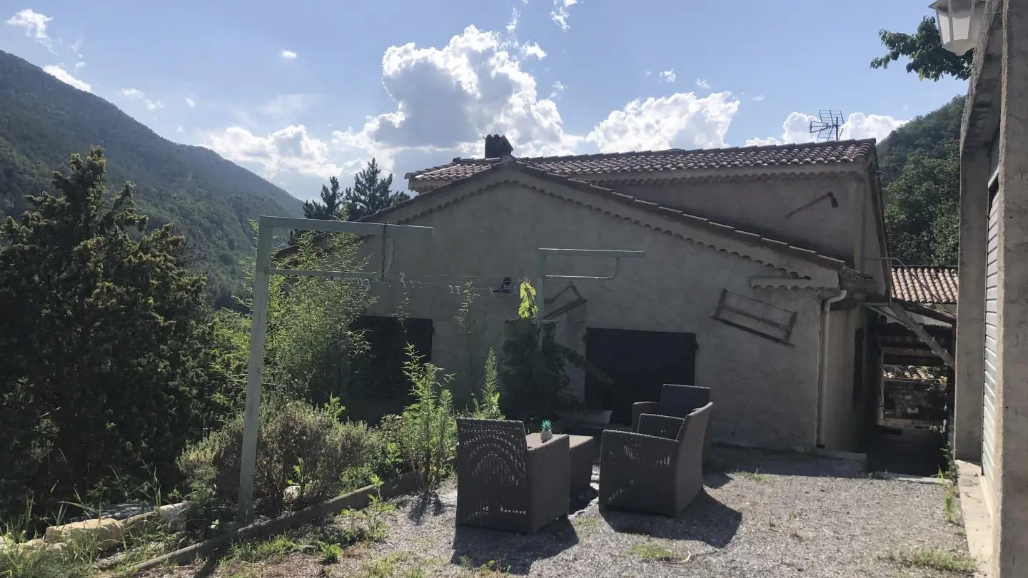 Gîte du Grand Braquet-Terrasse-Puget-Théniers-Gîtes de France des Alpes-Maritimes