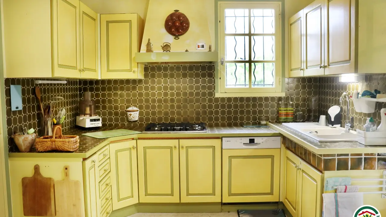 Cuisine équipée ouverte sur la véranda