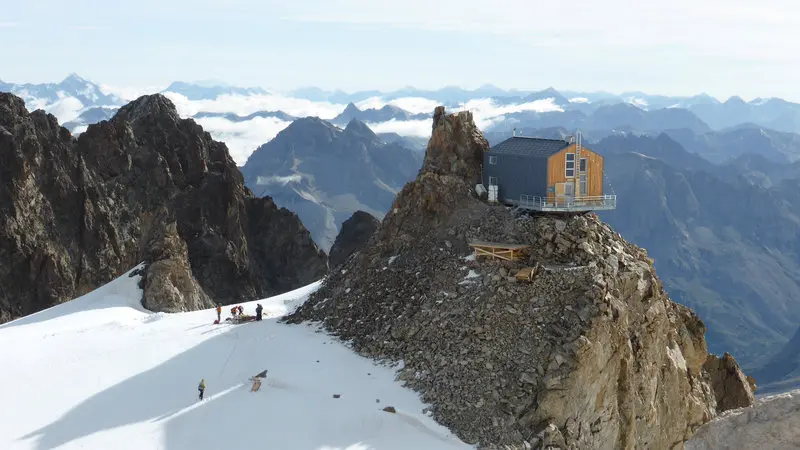 Le refuge de l'Aigle perché sur son rocher - La Grave