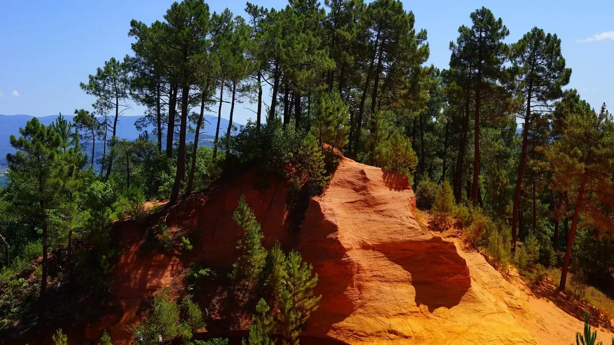 ROUSSILLON BALADESUR LA TERRE ROUGE A 112 KM DU DOMAINE