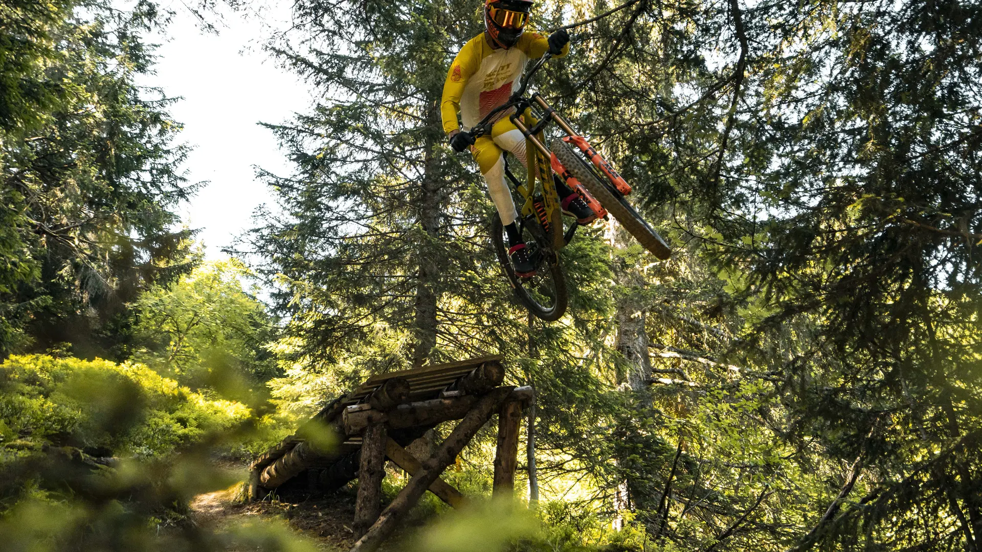 VTTiste à la sortie d'un tremplin de saut