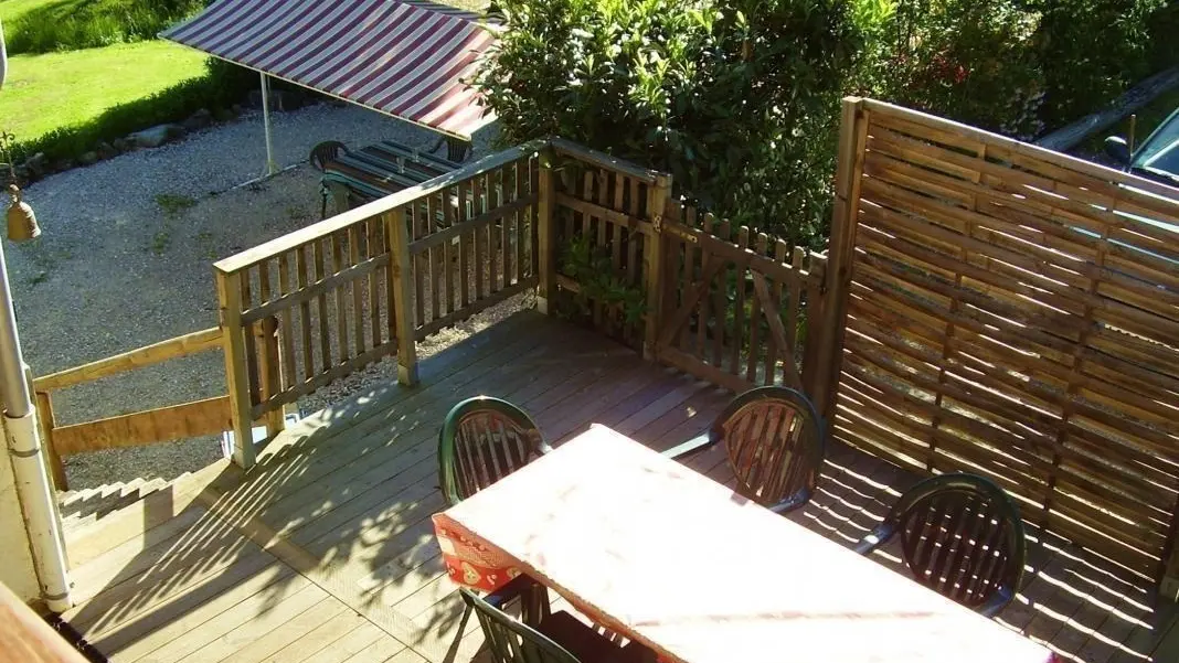 La terrasse en bois, à l'entrée du gîte