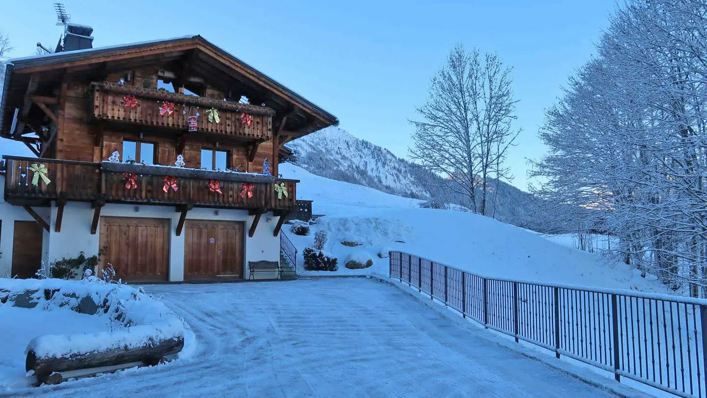 chalet SPA chauffé toute l année  avec grande cour et beaucoup d espace   vue sur toute la chaine du mt blanc A 200M du centre et 500M des pistes