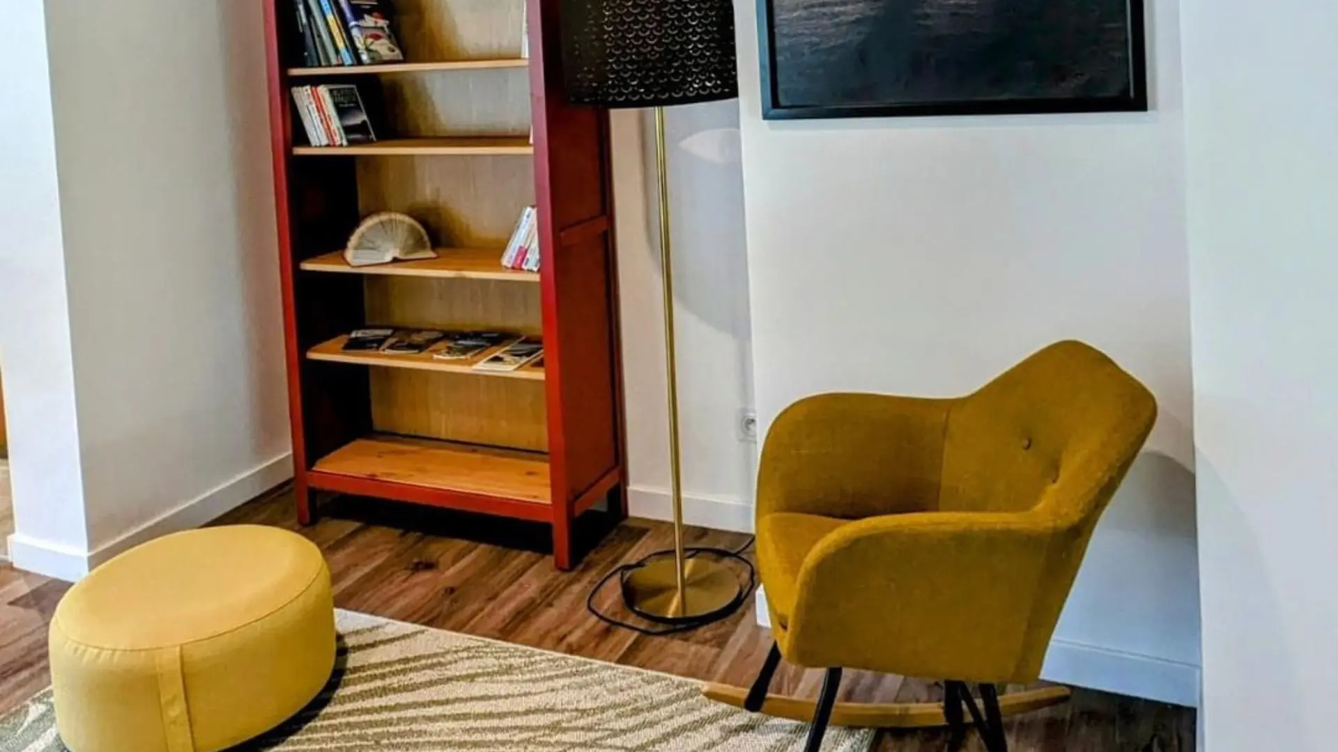 bibliothèque et fauteuil à bascule