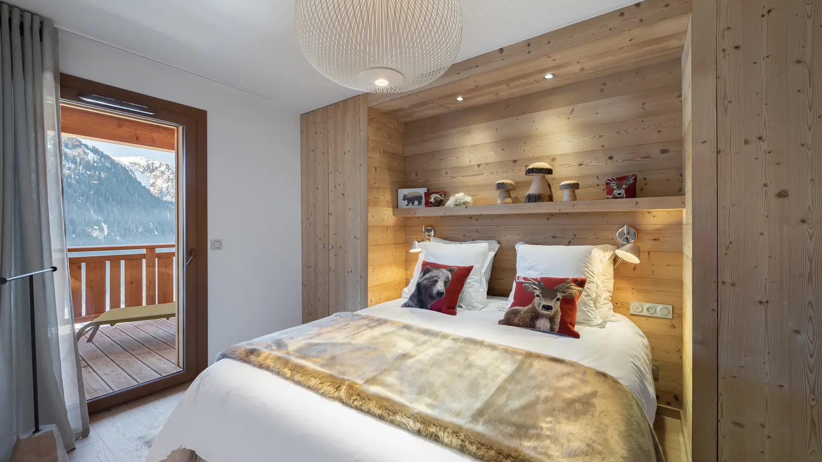 Chambre double, décoration moderne, accès au balcon