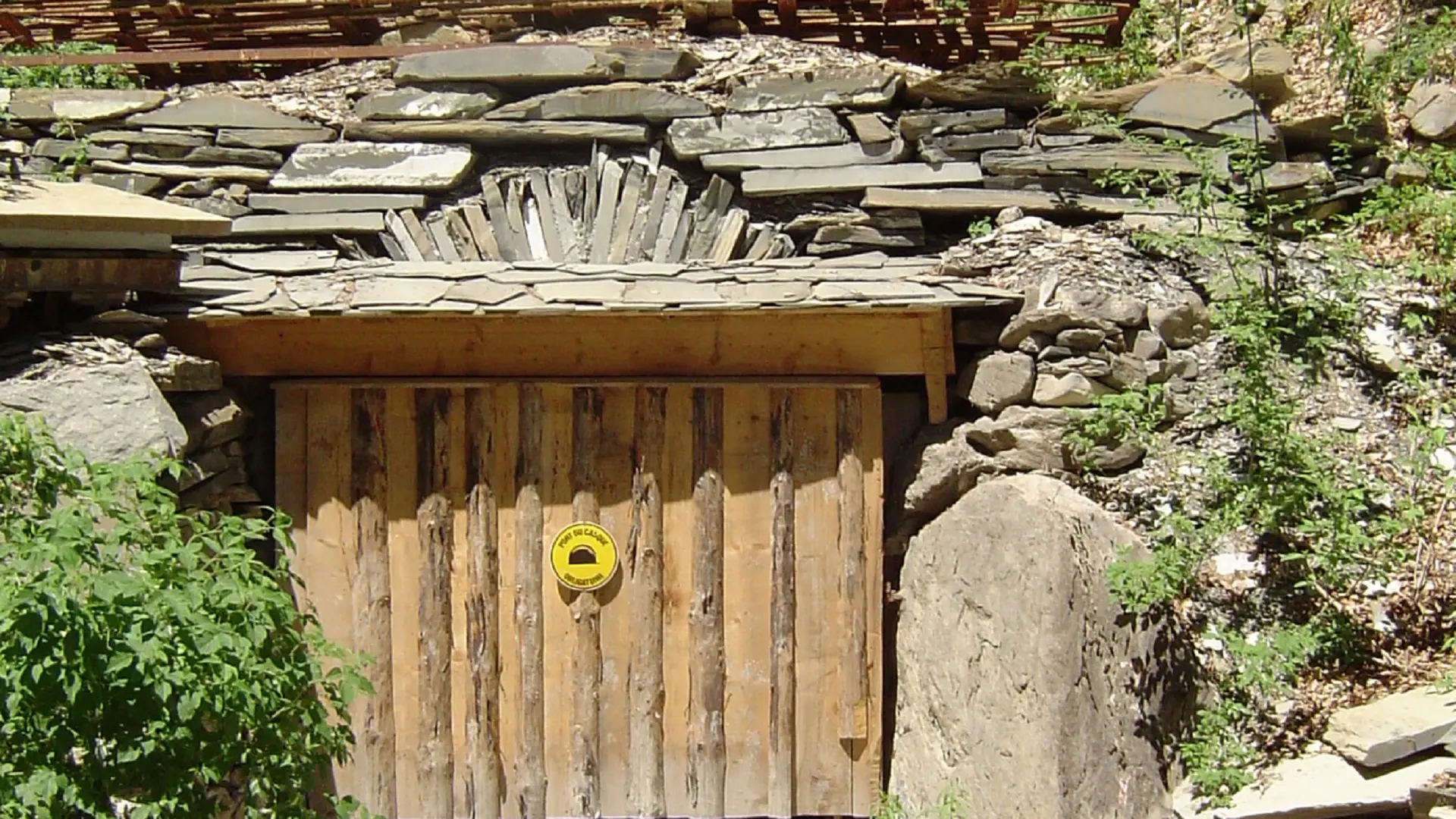 Entrée d'une ancienne carrière d'exploitation de l'ardoise de Morzine