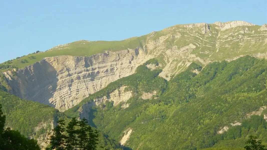 La haute chaine et la Roche de Lachat vu de la terrasse Est fin d'après midi d'été