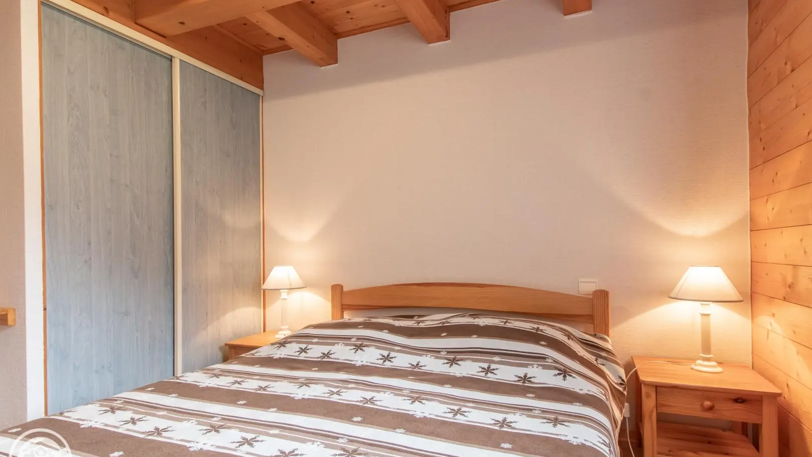 Chambre 1, le placard avec penderie