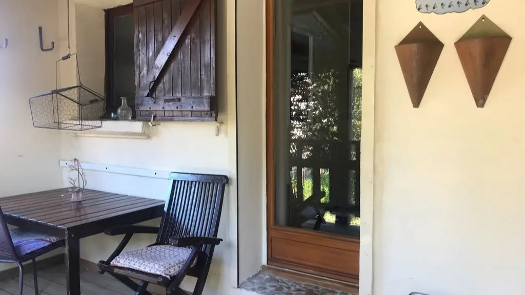 La terrasse et l'entrée du studio.