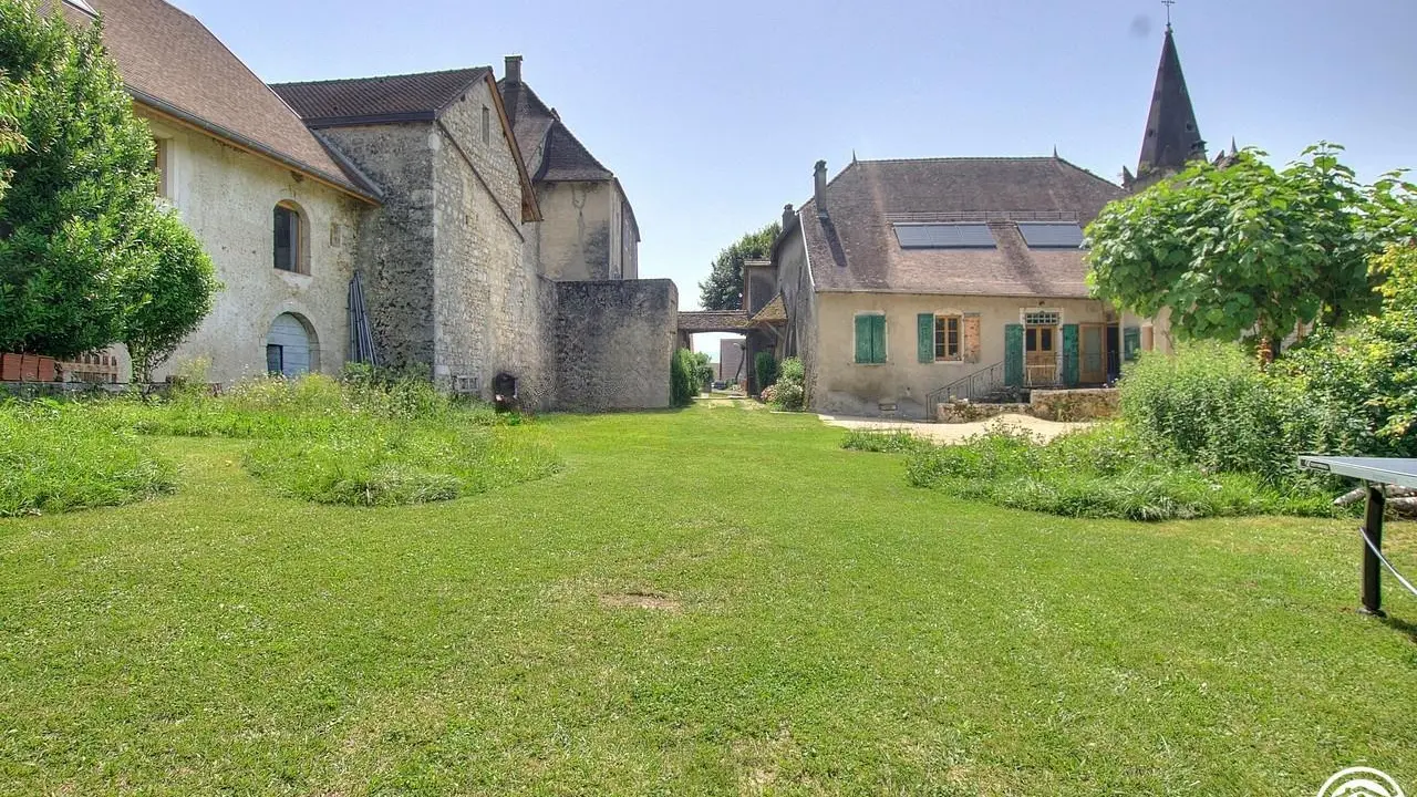Vue d'ensemble sur la propriété. La résidence des propriétaires avec l'entrée du petit gîte et le gîte la Dépendance.