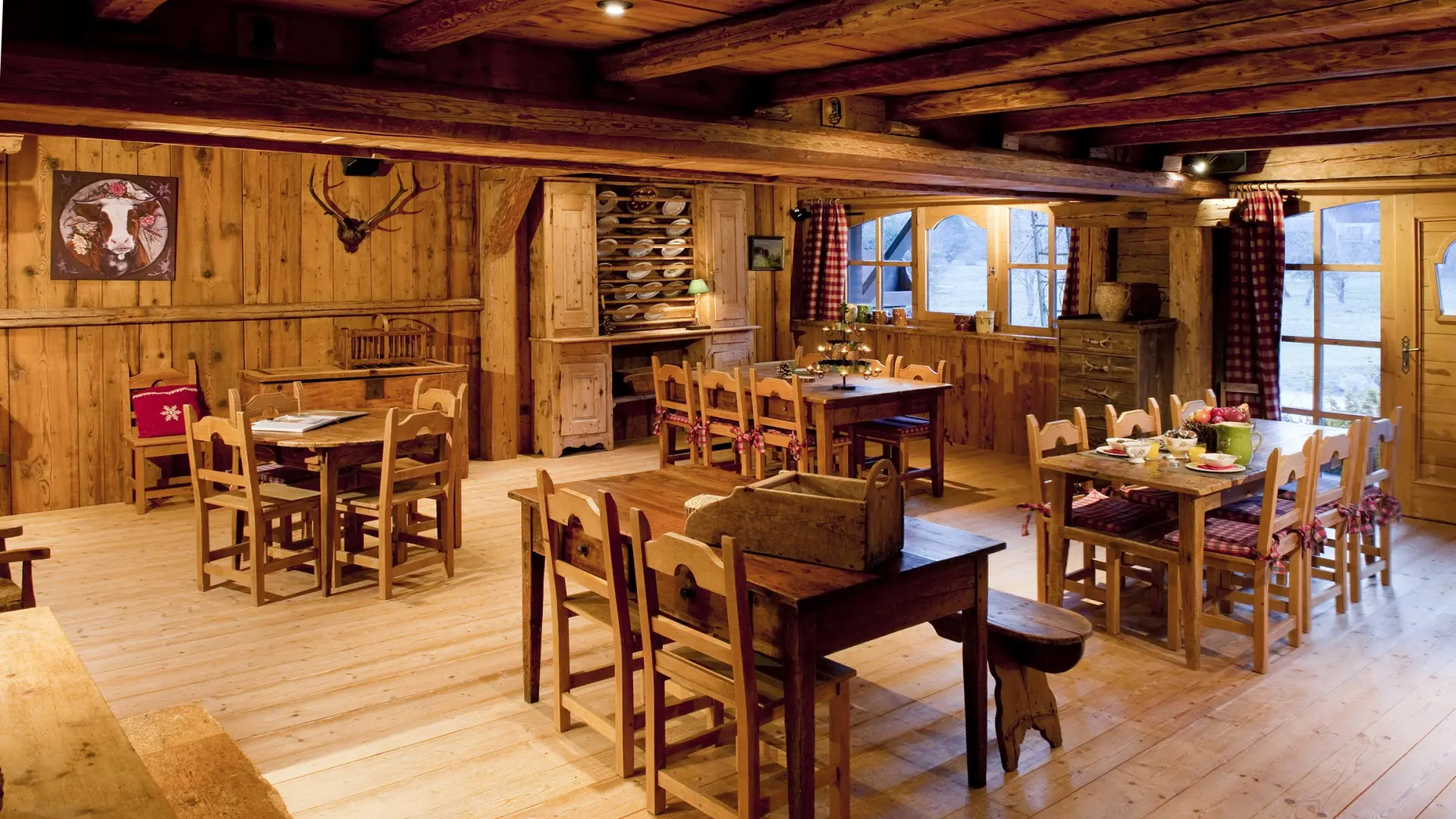Zicht op de tafels in het restaurant