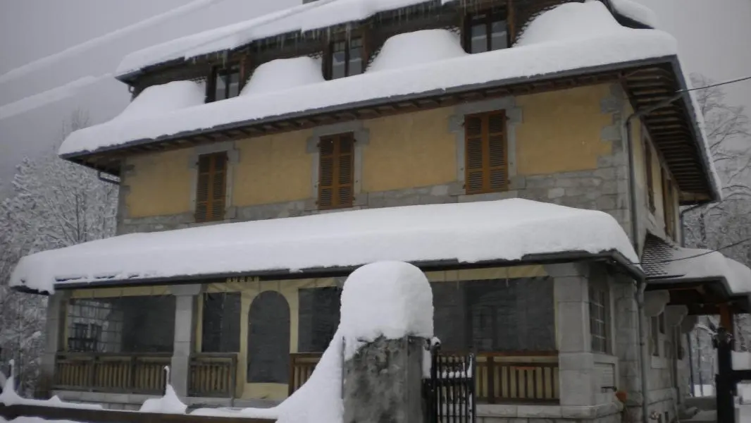 Les Mésanges Thônes : Façade Est en hiver