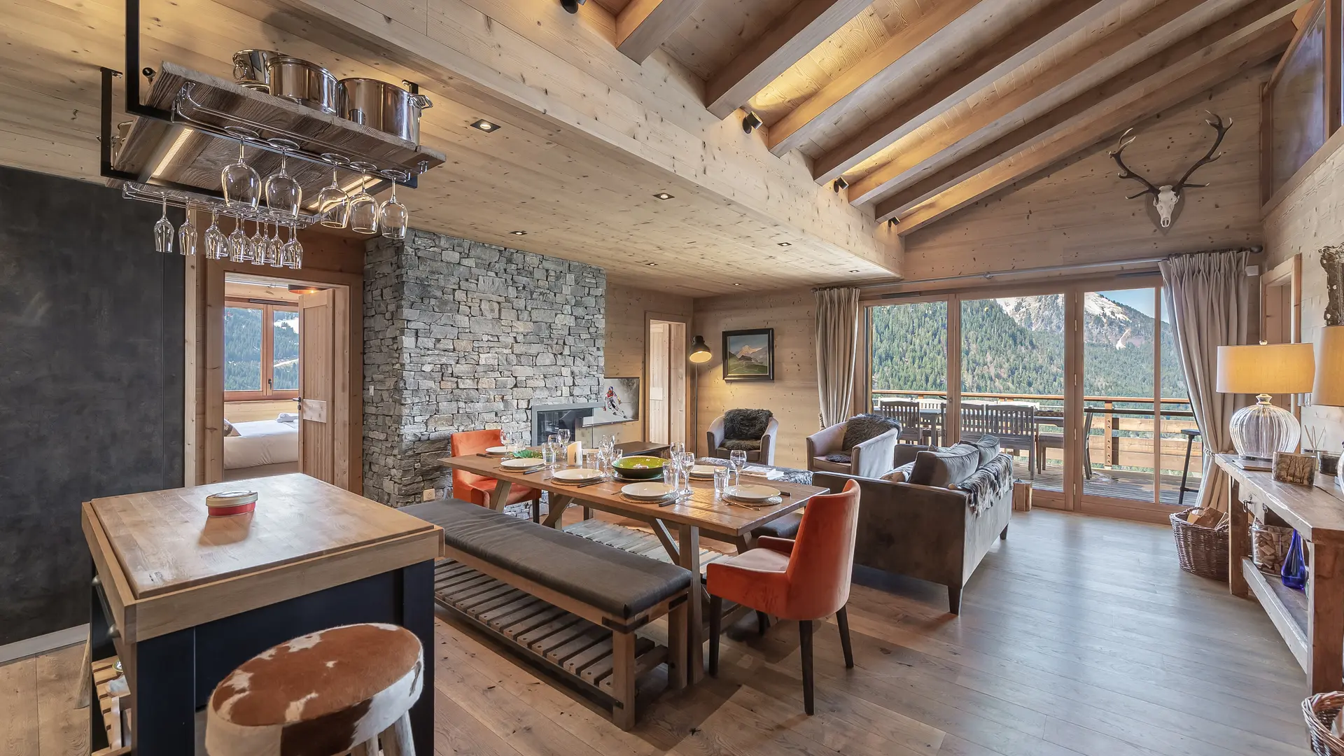 Vue d'ensemble de la pièce à vivre ouverte et lumineuse