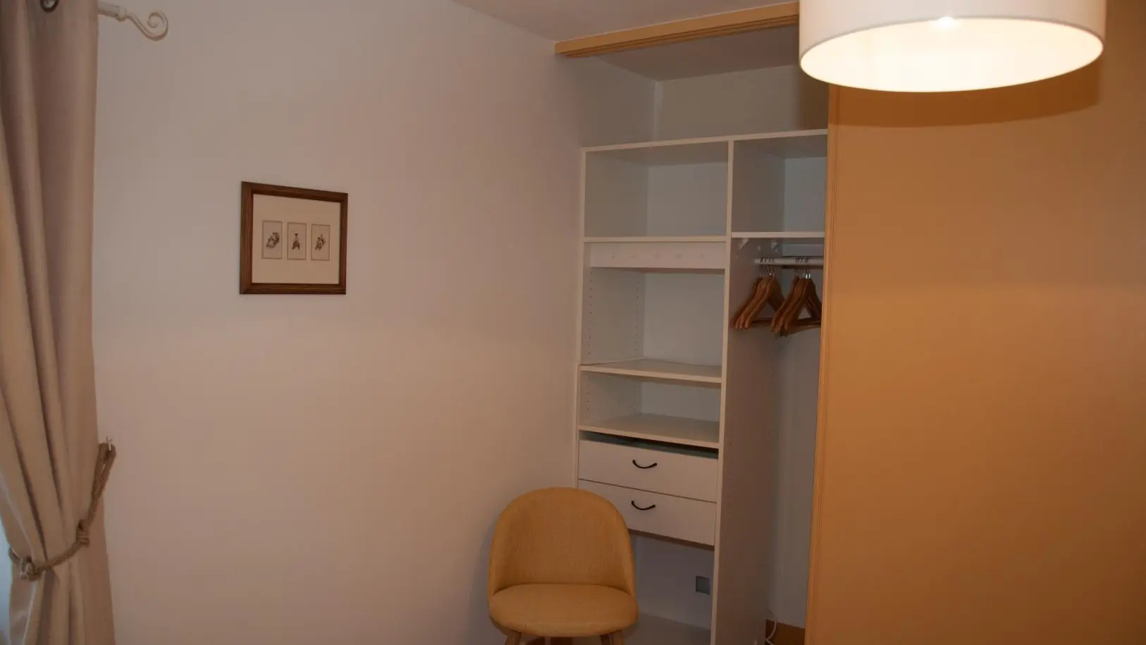 Chambre 1.
Placard côté gauche avec tablettes et penderie.