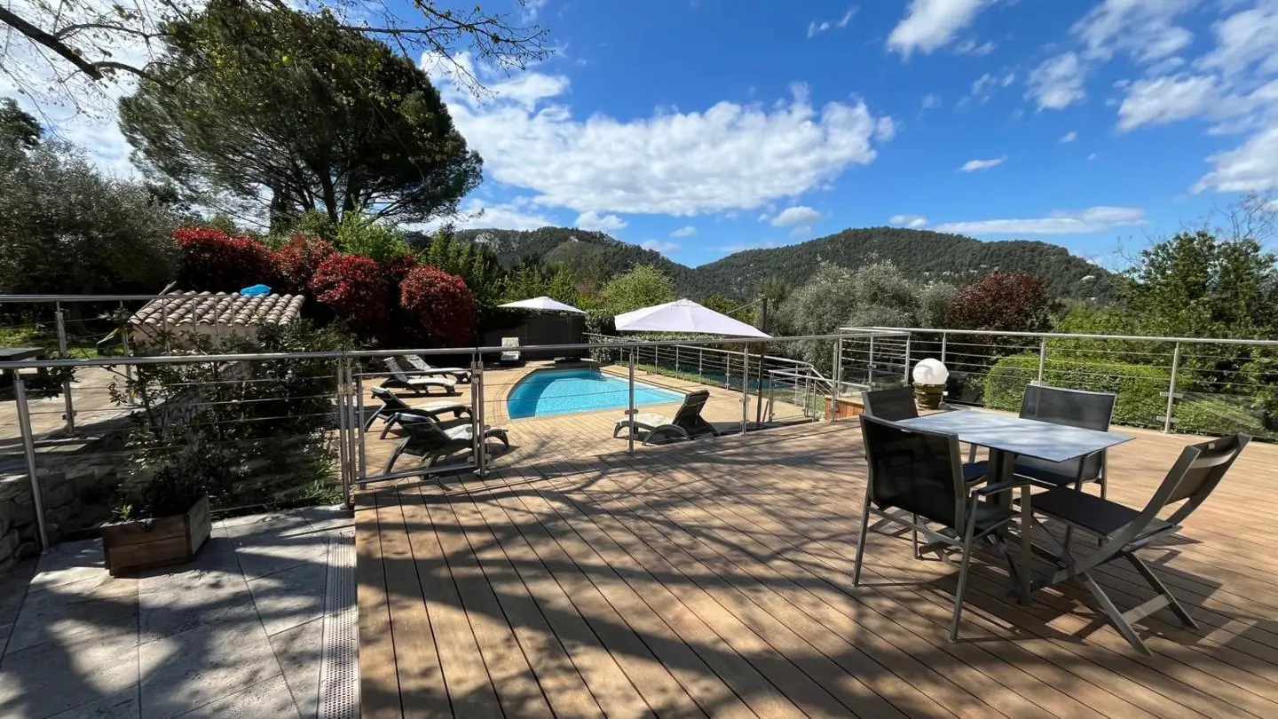 TERRASSE FACE A LA VERANDA AVEC GARDE CORPS
