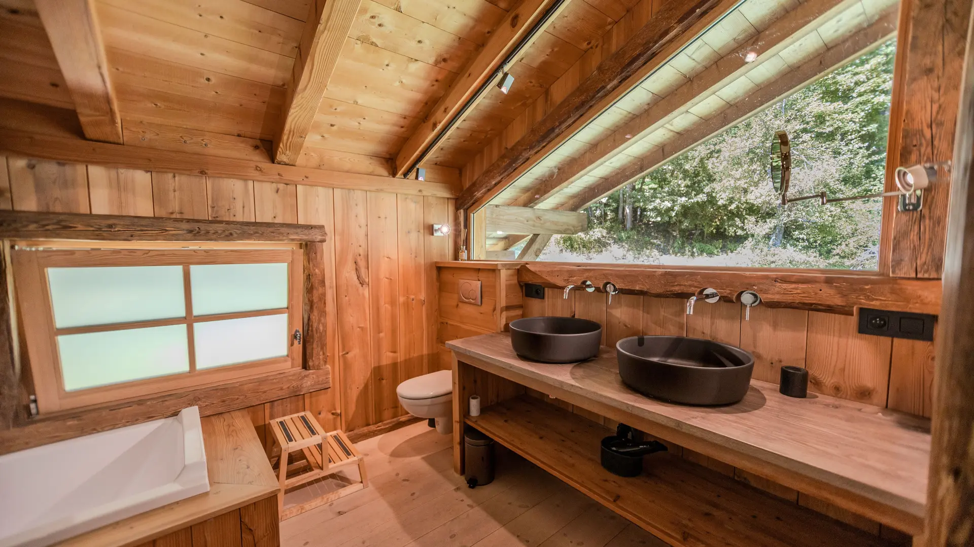 Une grande salle de bain et douche