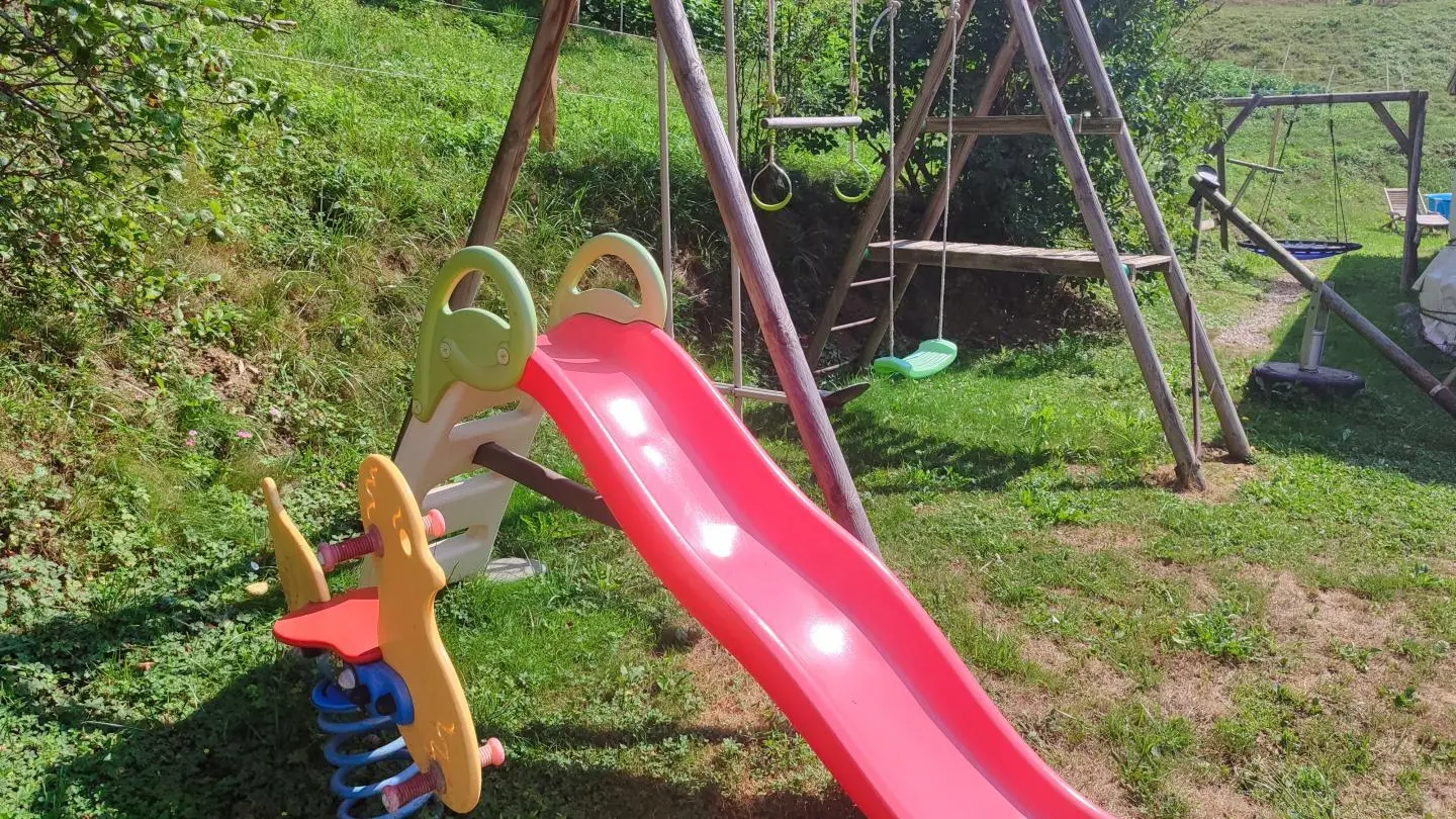 Jeux pour les plus petits, toboggan, anneau, trapèze, balançoire,, nid d oiseaux et balançoire à deux