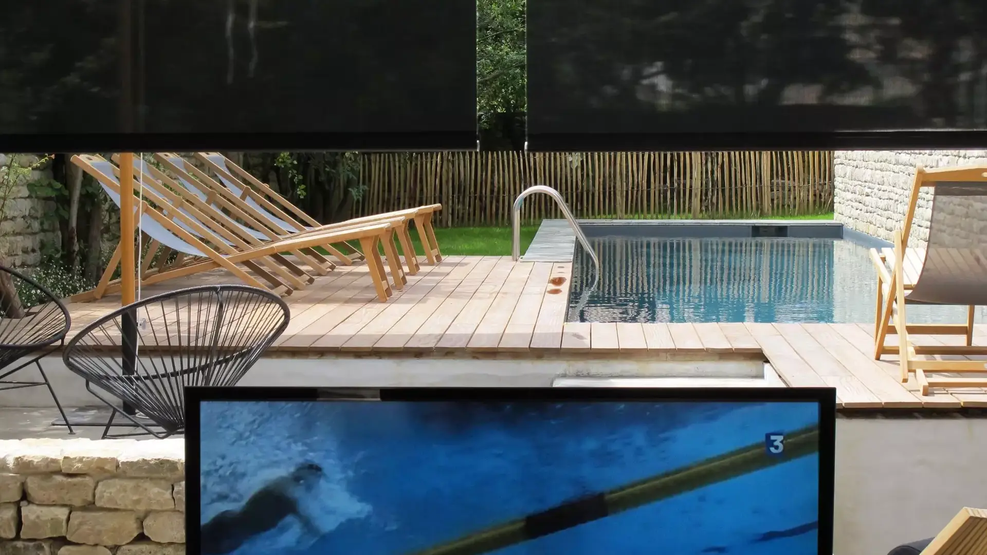 Salon et piscine de la villa Victoire