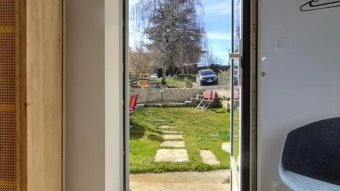 Accès jardin depuis la chambre marguerite
