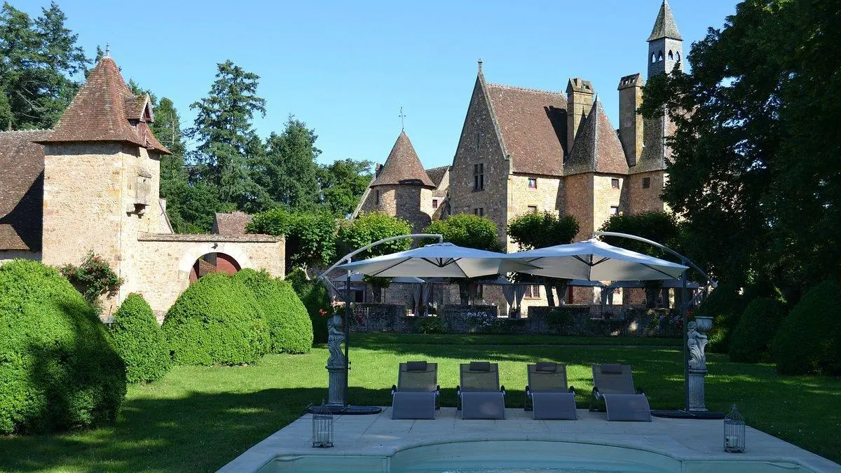 GITE DU CHATEAU DE PEUFEILHOUX VALLON EN SULLY ALLIER AUVERGNE