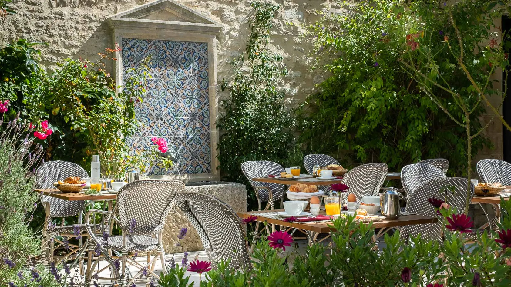 Petit déjeuner dans le jardin