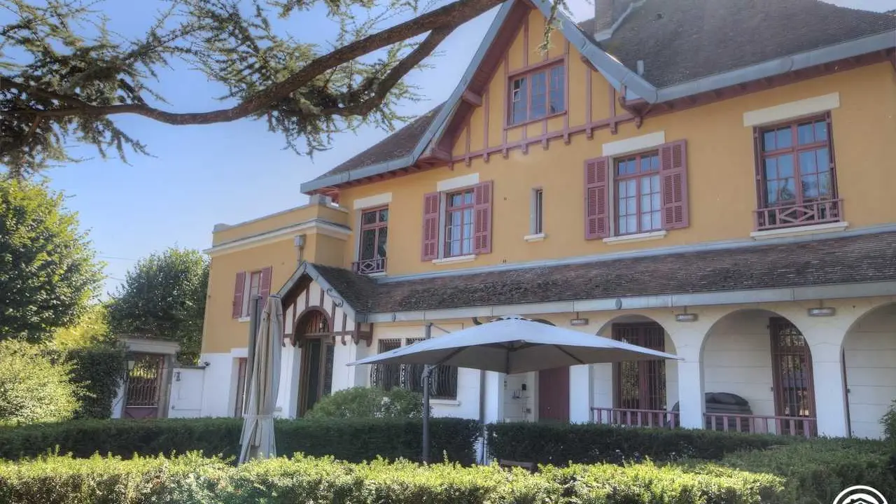 Facade extérieure, côté entrée