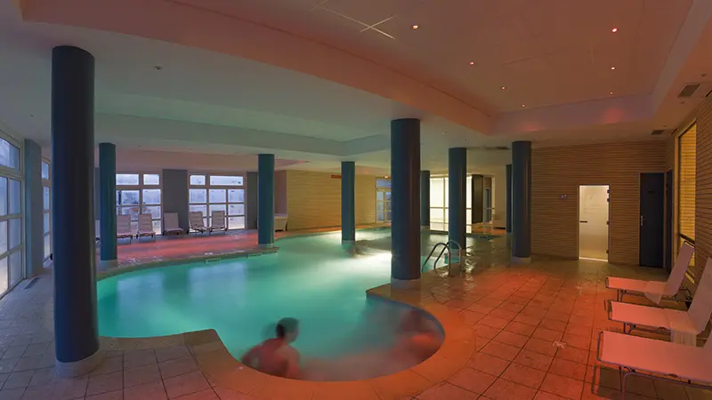 Piscine privée de la résidence, ambiance nocturne, transats