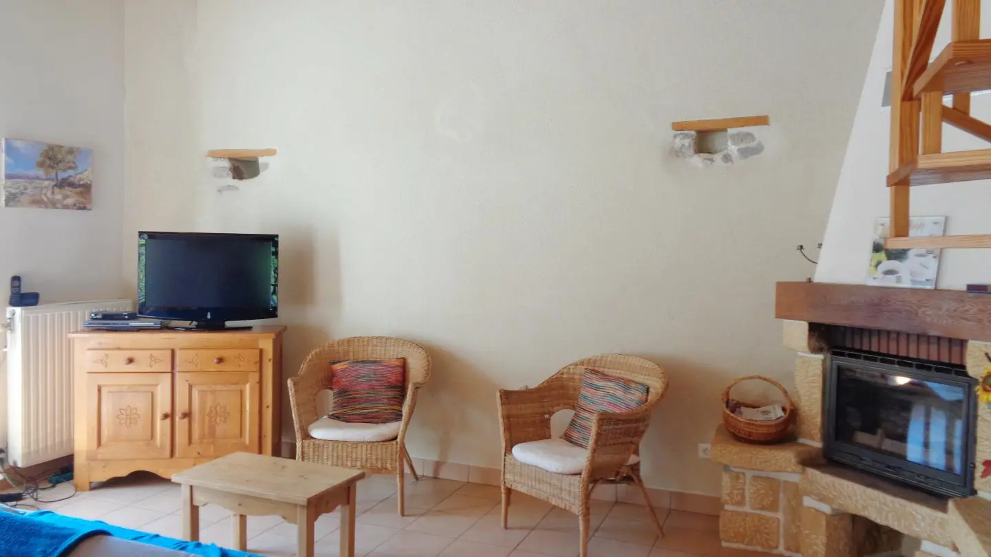 Pièce à vivre avec cuisine ouverte sur le salon/salle à manger.