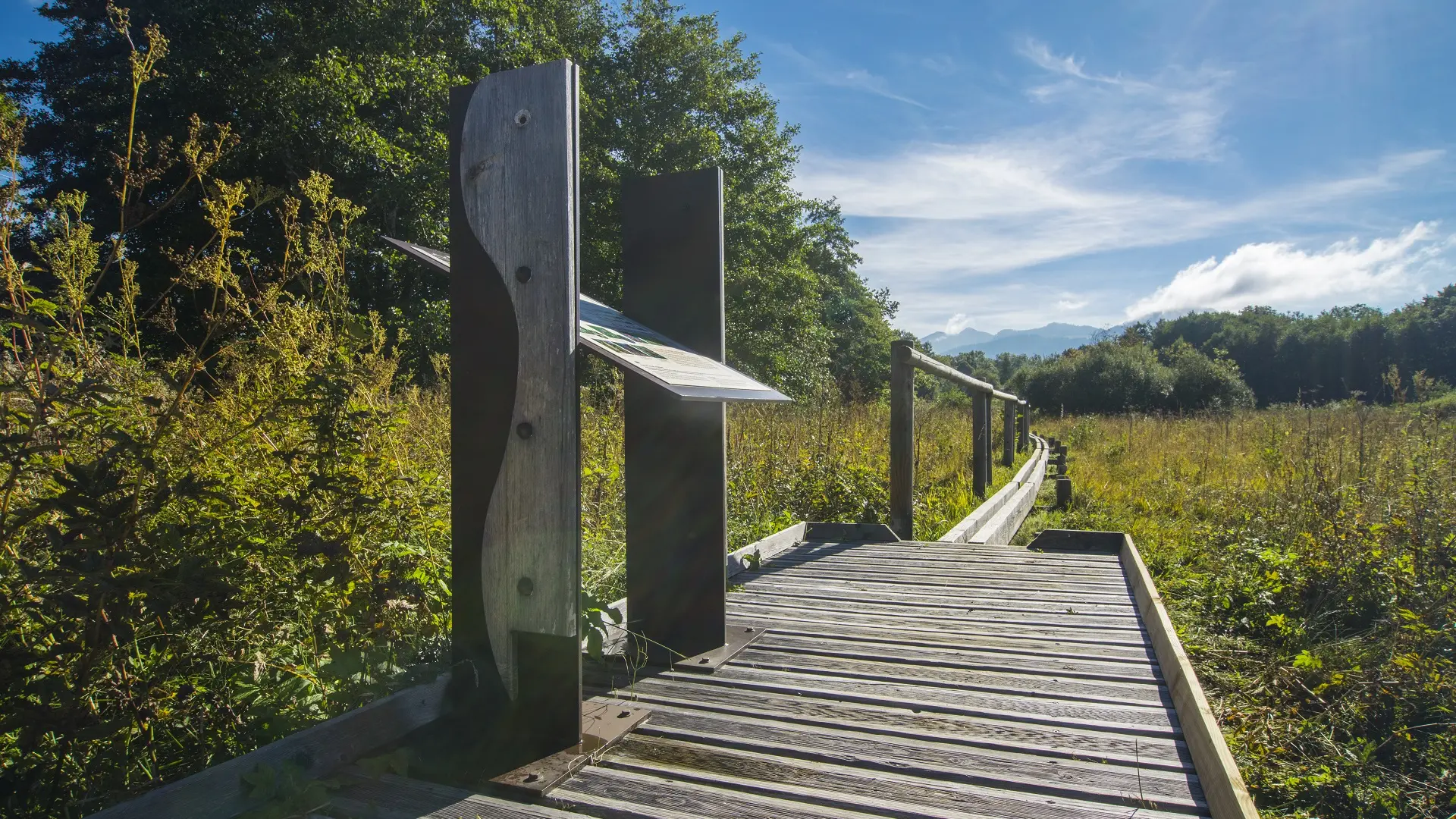 Sentier sur pilotis du géosite du marais du Maravant