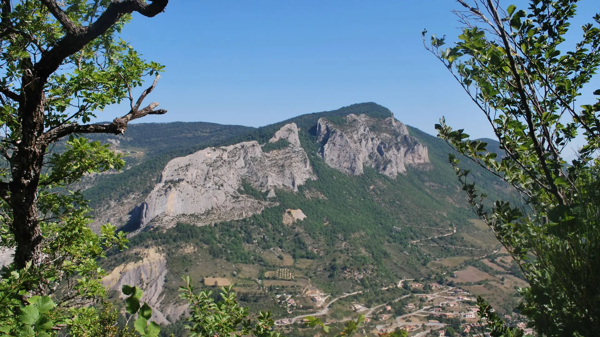 Vue plongeante sur le village d'Orpierre