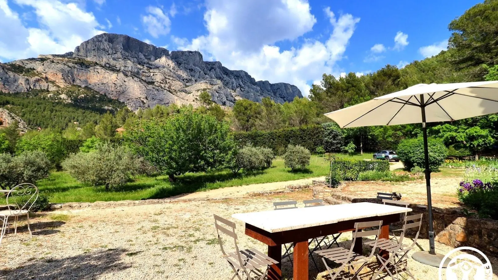La terrasse du gîte au pied de la Ste Victoire