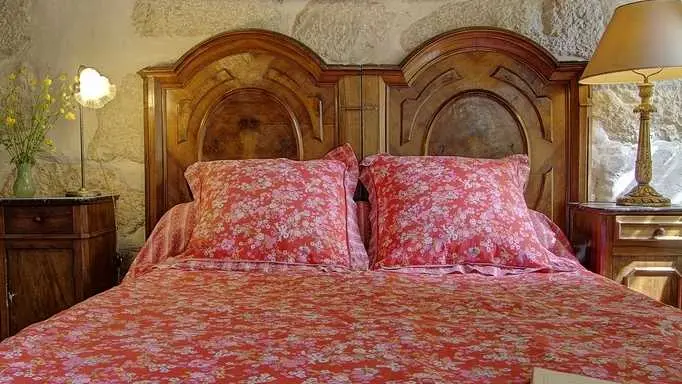 Lit du XIXe siècle et tapisserie illustrant une scène de vendange au moyen-âge : L'abondance.