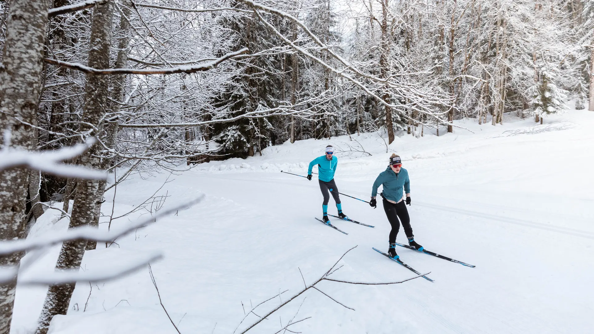 Couple de skieurs sur une piste de ski nordique au Grand-Bornand